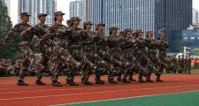 -烈火战场！球队在比赛中鏖战，奋勇争先的简单介绍