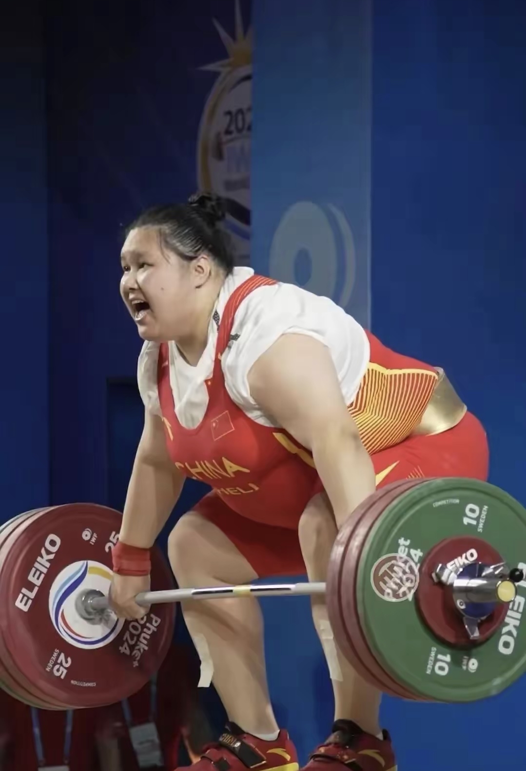 中国举重选手创造历史，喜获金牌