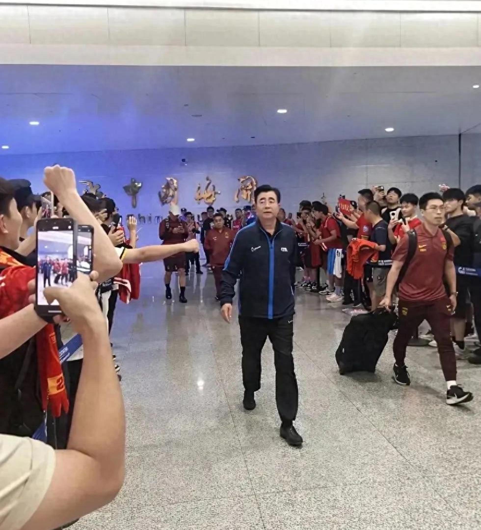 国内职业足球联赛精彩对抗扣人心弦！