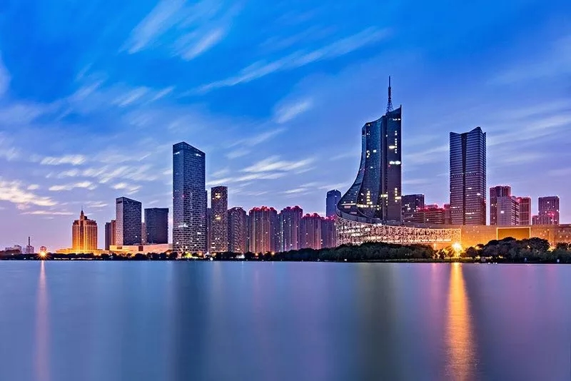 进攻节奏波澜壮阔，场面碰撞迅速而激烈