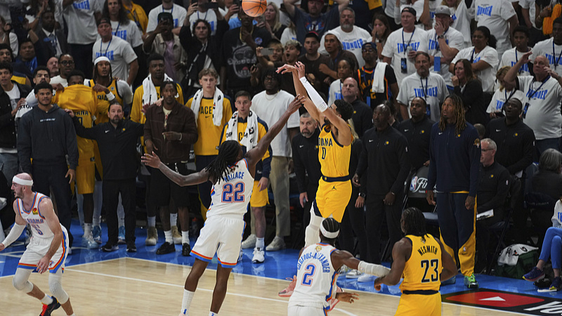 关键时刻球员挺身而出,力保胜局 关键时刻球员挺身而出,力保胜局