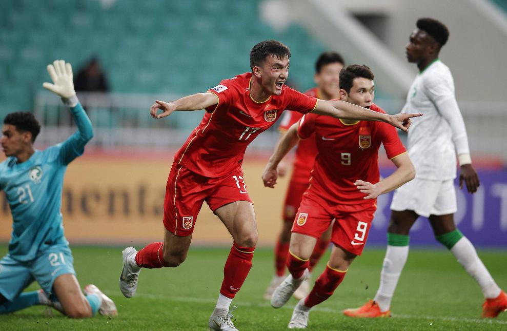 年轻球员崭露头角霸气上场争夺胜利