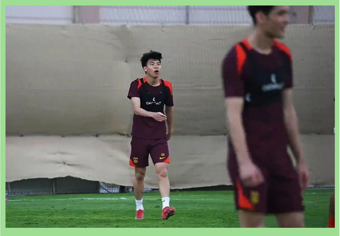 年轻球员崭露头角霸气上场争夺胜利