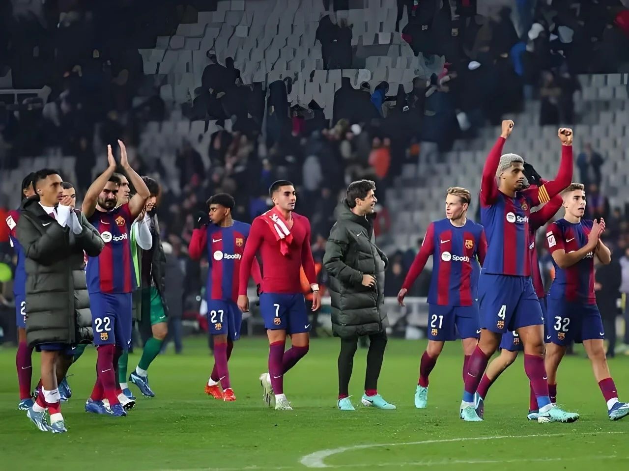 巴塞罗那继续保持领先,皇家马德里争夺联赛冠军 巴塞罗那继续保持领先,皇家马德里争夺联赛冠军