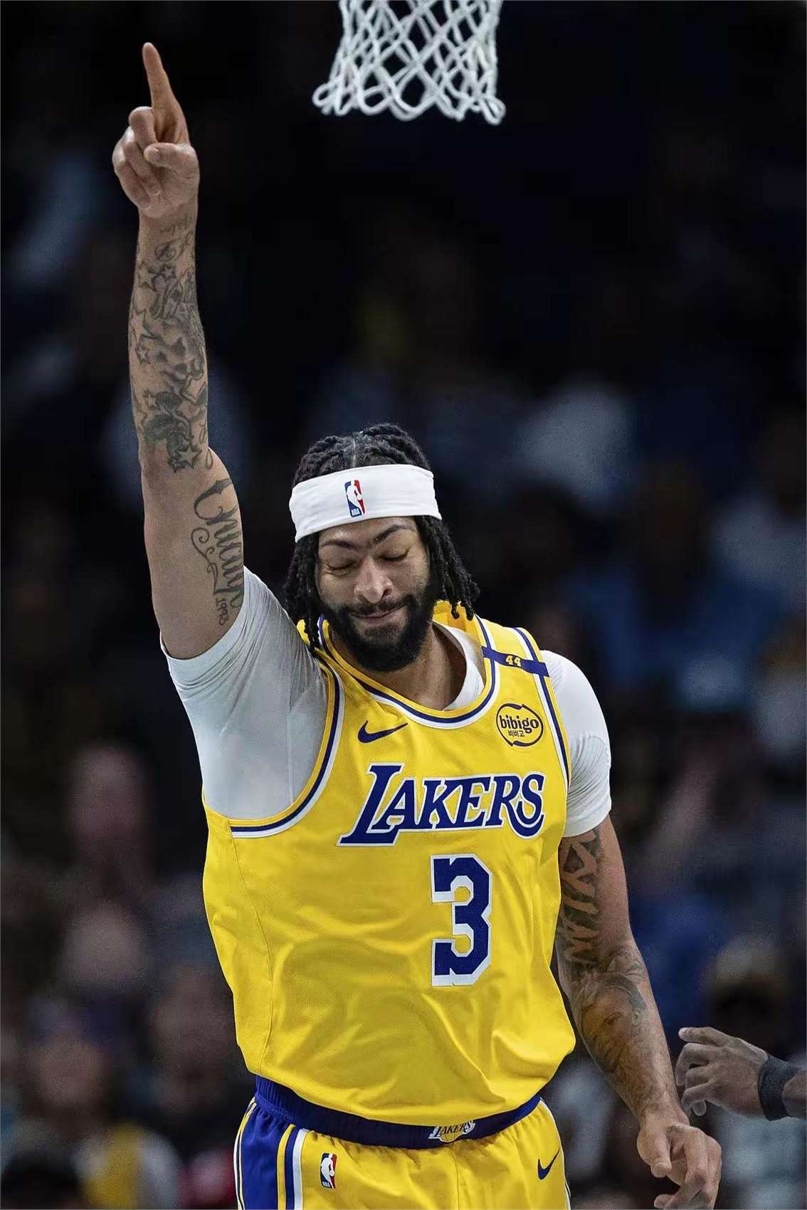 包含湖人遭雷霆反击，浓眉21分难救主的词条