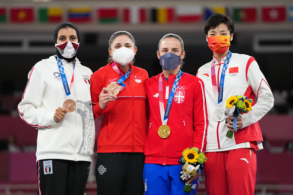 韩国队在击剑比赛中夺得冠军