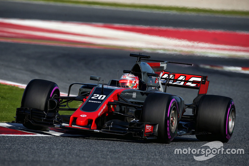 包含红牛二队力克阿斯顿马丁，塞恩斯统治全场的词条